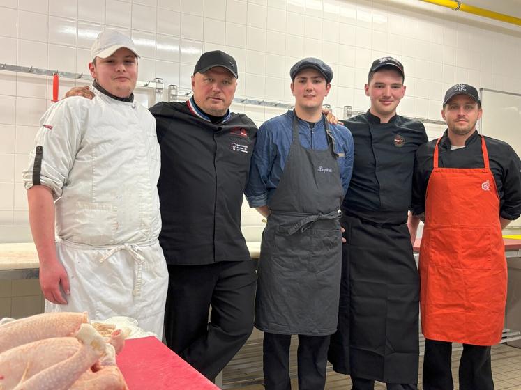 Alexis Caquelard avec des jeunes en reconversion au CFA de Dieppe : Michaël, Théophile, Baptiste et Erwan.