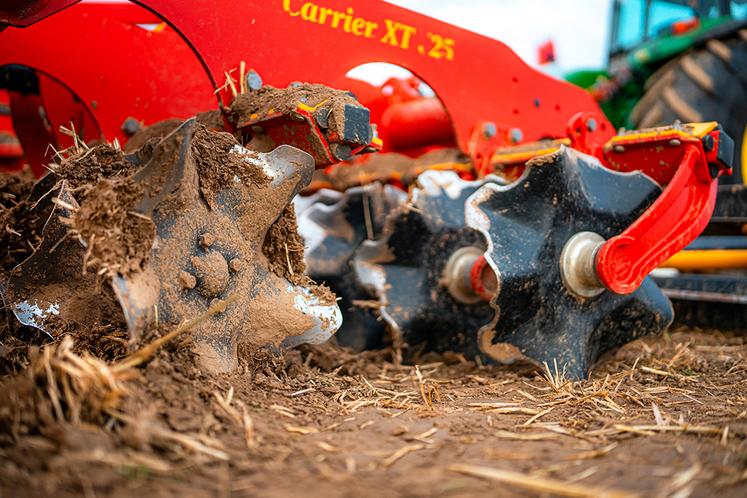 Les disques gaufrés CrossCutter brassent la terre en latéral et favorisent l’incorporation de la matière organique en surface. 