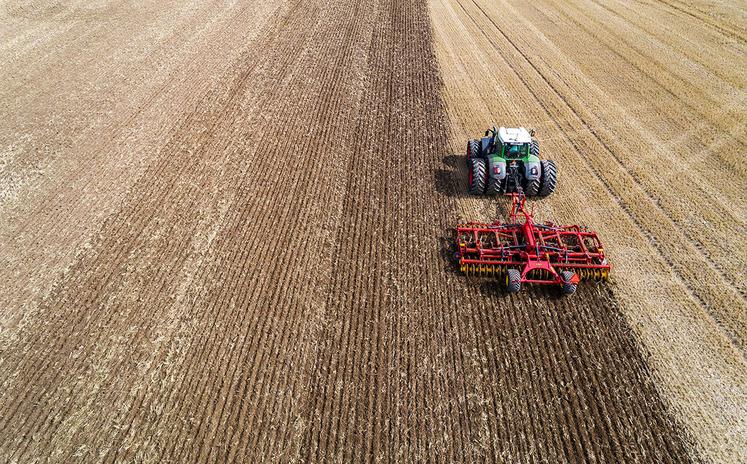 Le Carrier peut accueillir des disques, mais aussi une herse, un rouleau ou des dents plates, pour un travail sur mesure.