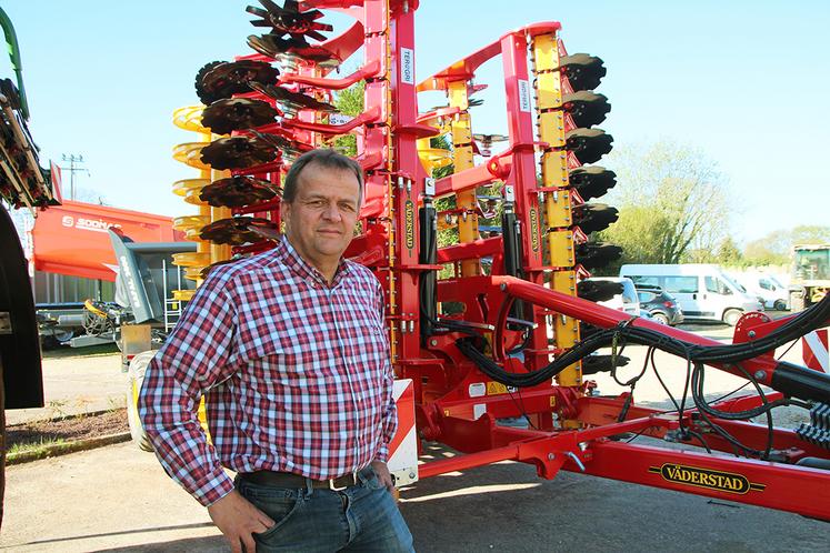 William Piquenot, responsable de pôle chez Teragri (Groupe Depussay), défend la qualité agronomique du travail des déchaumeurs Carrier.