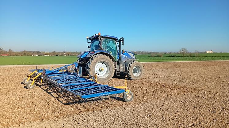 10 à 15 mm d’eau en septembre tous les 15 jours permettent de valoriser au mieux le travail d’un faux-semis en favorisant la levée des adventices.