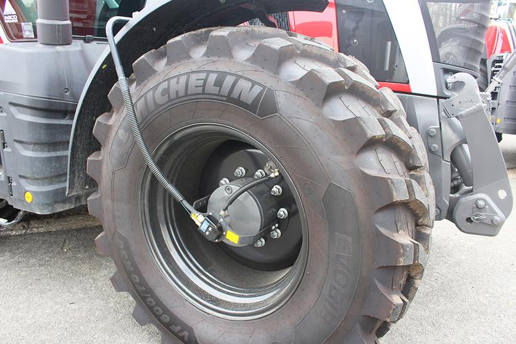 Le télégonflage (option) permet d’ajuster la pression des pneus depuis la cabine.
