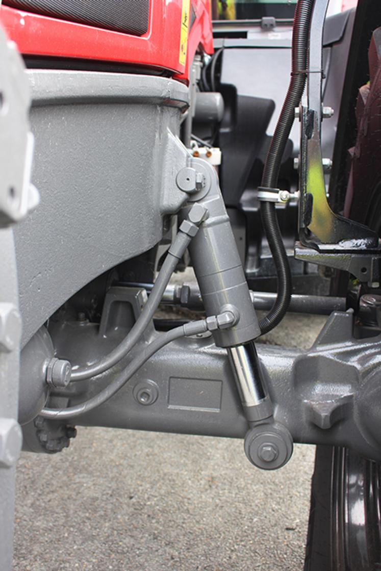 Des vérins facilement accessibles assurent la suspension avant.