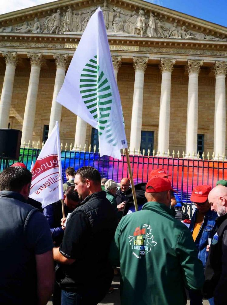 Une centaine d'agriculteurs venant de toute la France se sont retrouvés devant les colonnes du Palais-Bourbon.