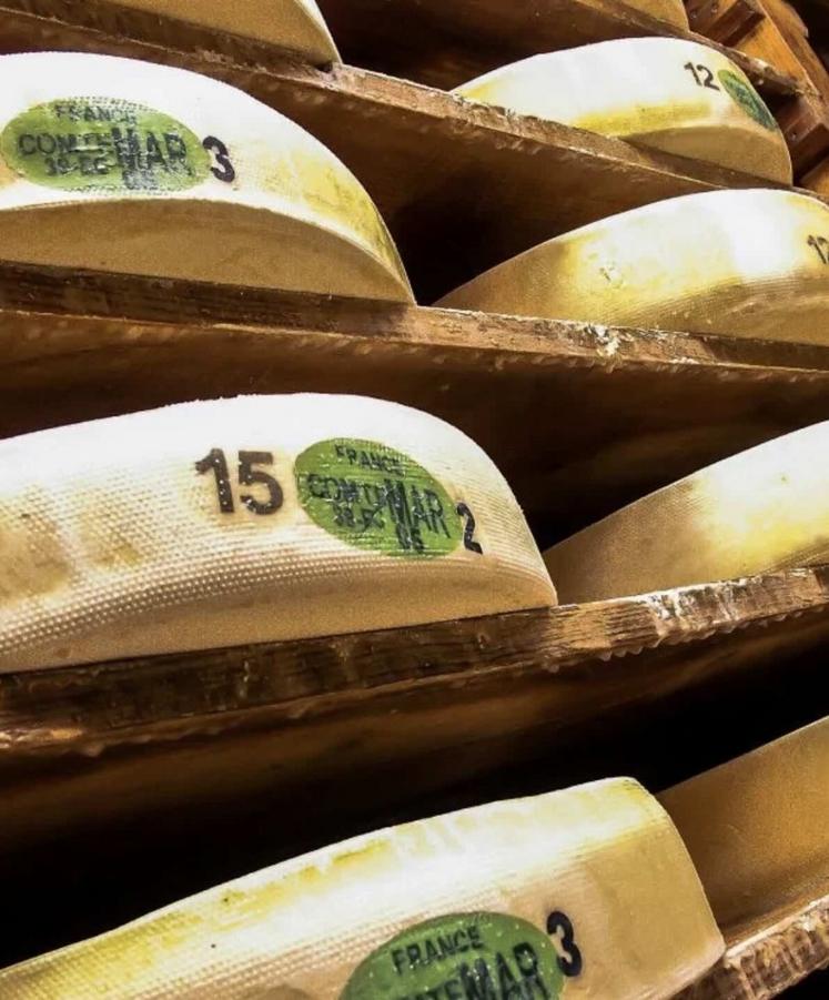 Une fruitière du Jura, fromagerie traditionnelle de montagne où est transformé du lait cru en comté.