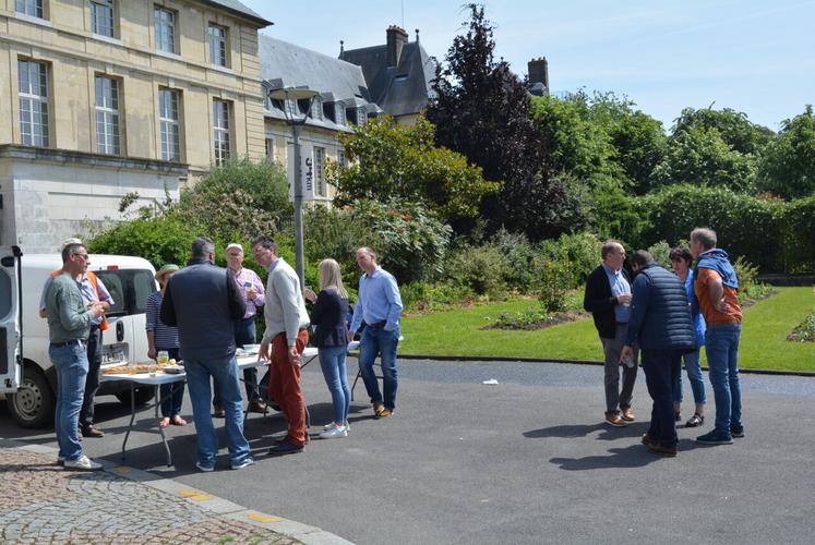 La rencontre avec le préfet s'est conclue par un point presse sur le parvis de la préfecture.
