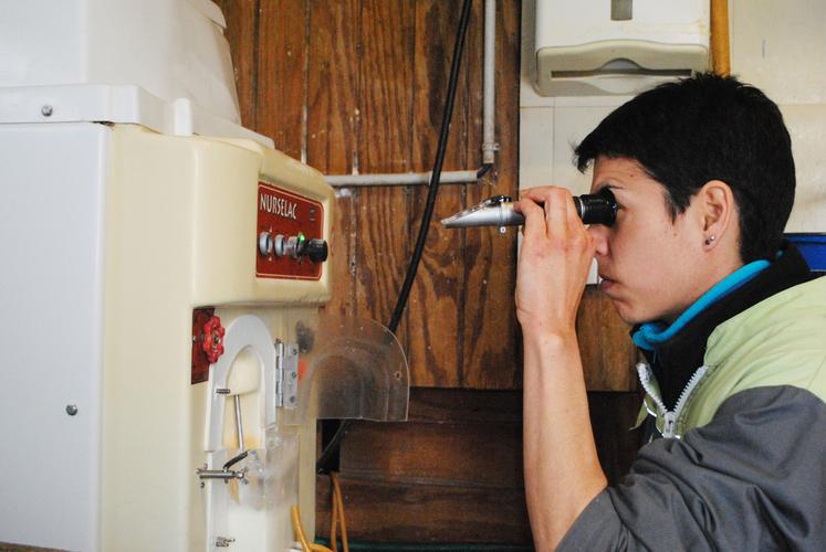 Si le refractomètre indique 16 Brix, la concentration du lait est de 200 g de poudre par litre d'eau.