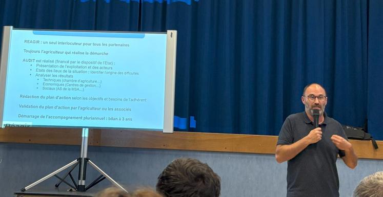 Xavier Larchevêque, directeur de l'association Réagir 27-76, est venu présenter le rôle de cette association de soutien aux exploitants agricole en difficulté.