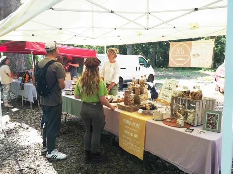 " C'est important de mettre en valeur ces professionnels, parce que ce sont des gens qui font vivre aussi le territoire. On est loin du côté industriel, ici on retrouve le lien, le local, l'artisanal ", souligne la maire de Forges-les-Eaux.