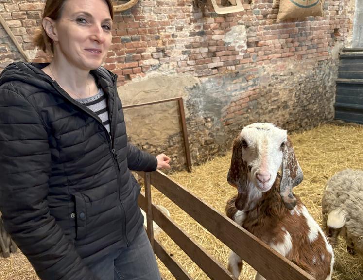 Laetitia Senecal avec sa chèvre anglo-nubienne.