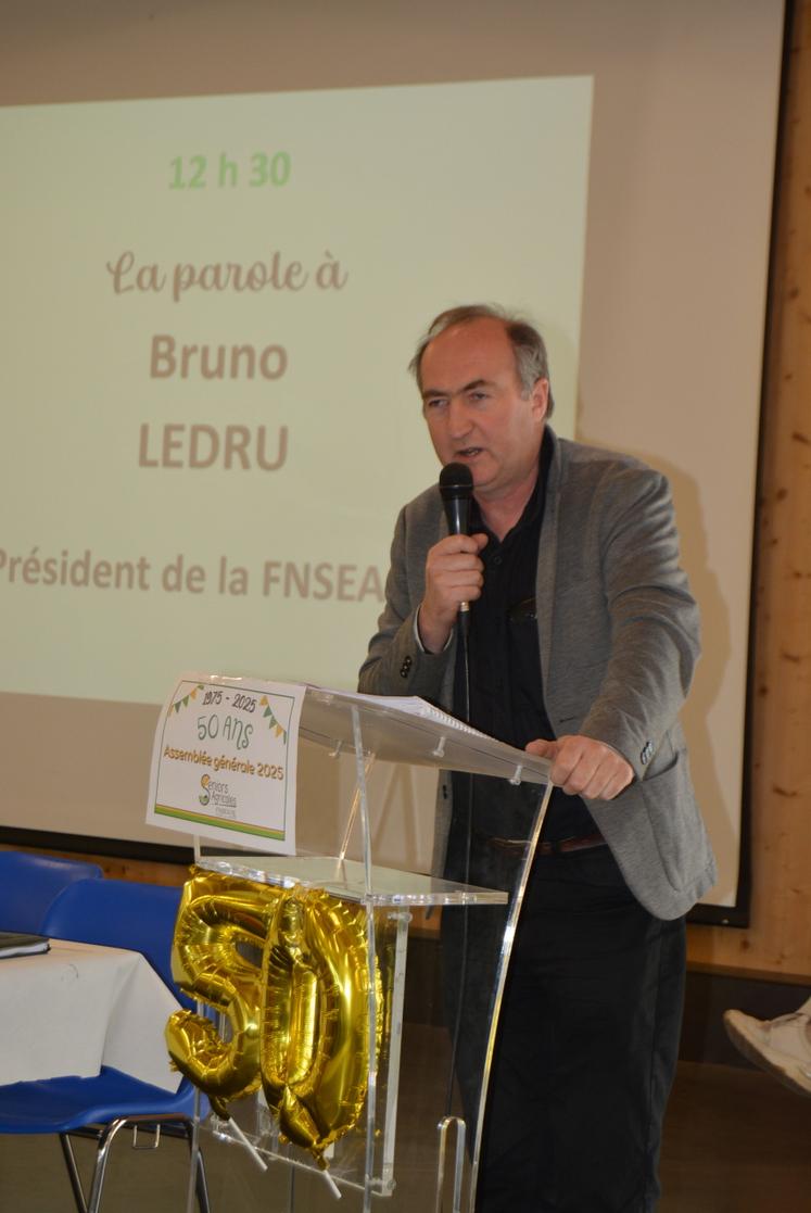 Bruno Ledru encourage les membres de la section à poursuivre leur engagement.