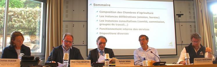 En préambule, Sébastien Windsor a balayé l'actualité nationale. Il a notamment été question des chartes ZNT dont le Tribunal d'Orléans s'est saisi. Leur invalidation a été confirmée en appel mais un recours a été déposé en Conseil d'État. Le gyrophare ne suffit pas à la prévenance « mais prévenir individuellement les riverains, c'est compliqué ». « Les chartes pourraient tomber très vite en Normandie après Orléans ».