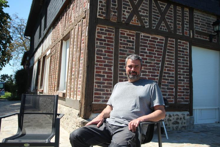 Philippe Levavasseur impose une visite de la ferme à ses hôtes, et apprécie le dialogue qui en découle. 