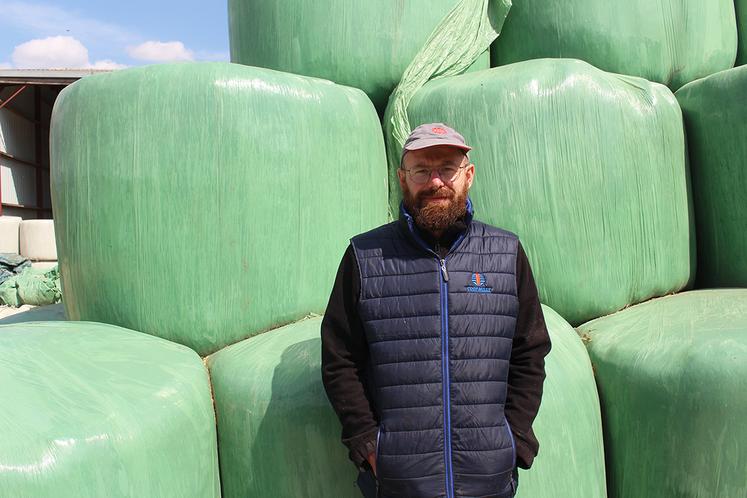 Corentin Pelletier et son père font appel à l’entreprise pour de l’enrubannage d’herbe et de luzerne, soit entre 350 et 400 ballots par an.