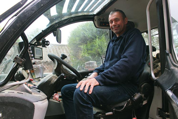 Emmanuel Bovyn travaille confortablement et en sécurité, il est satisfait du débit de chantier.