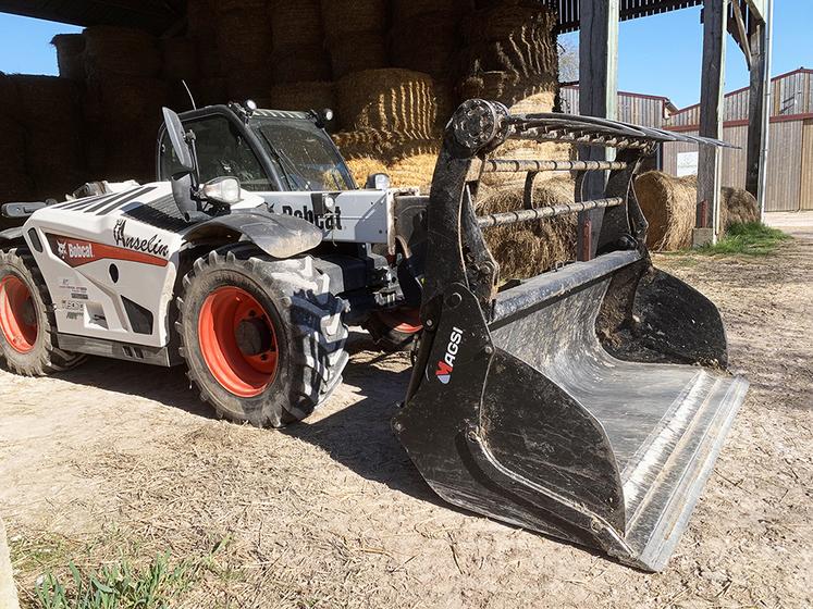 L’ajout de bielles mécaniques permet la fermeture du grappin face à un mur alors que la lame de la benne est quant à elle en contact direct avec celui-ci.