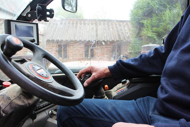 Le joystick ergonomique permet la manipulation facile des fonctions du télescopique.