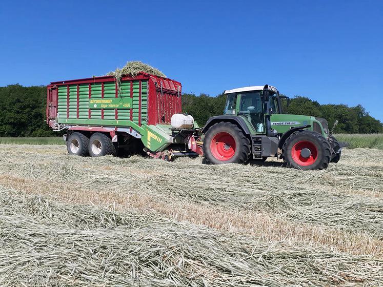 « Il y a de multiples façons d’organiser la fauche d’herbe, adaptées à l’année climatique, au parcellaire et à la pousse de la végétation », indique Claude Martinot.