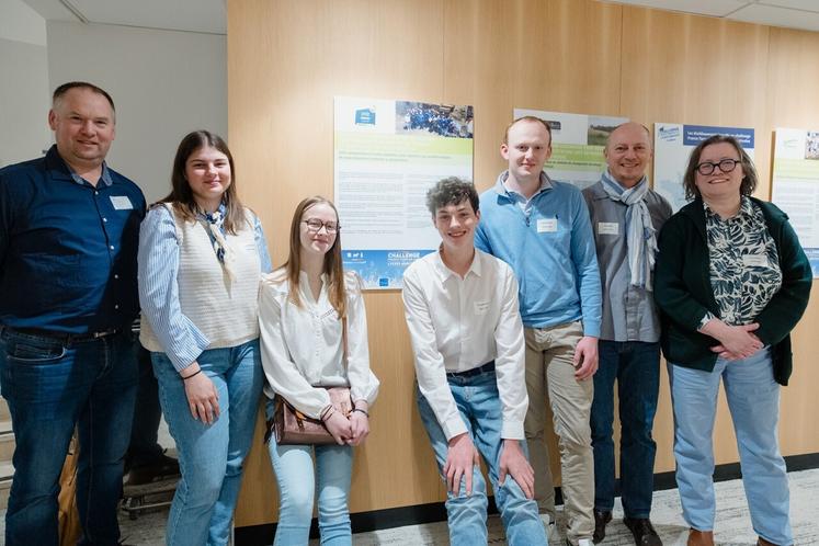 Les quatre étudiants en BTSA Acse, accompagnés de l'éleveur et de deux de leurs professeurs.