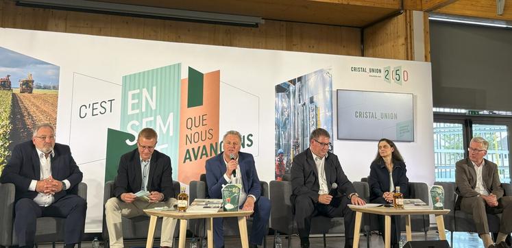 William Huet, nouveau directeur agricole, Samuel Crèvecœur, président de la section de Fontaine-le-Dun, Olivier de Bohan et Xavier Astolfi, président et directeur du groupe Cristal Union, Vanina Paolaggi, secrétaire adjointe chez Cristal Union et Stanislas Bouchard, directeur général de CristalCo, réunis à Yvetot.