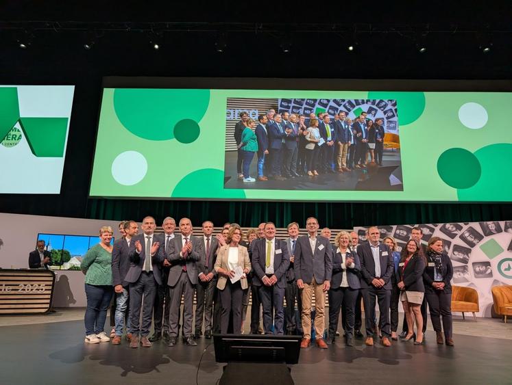 Sylvie Le Dilly entourée des membres du conseil d'administration de Groupama Centre Manche.
