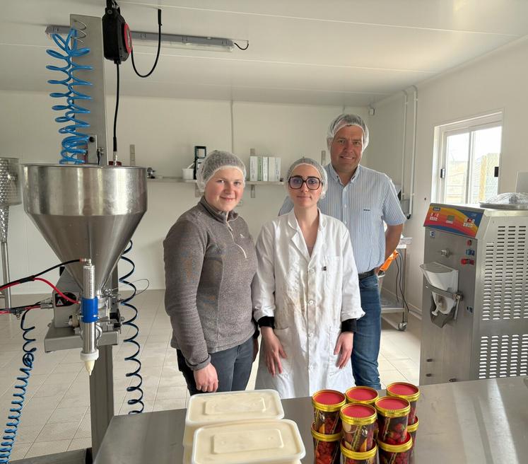 Mathilde, Camille et Sébastien dans le nouveau laboratoire de fabrication des glaces. 