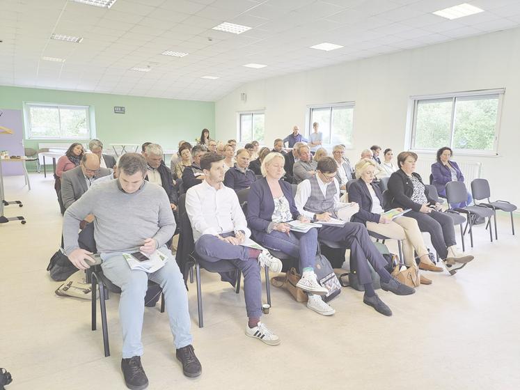 Plus de soixante représentants de la filière laitière - éleveurs, coopératives, partenaires institutionnels et élus - se sont déplacés pour l'occasion.