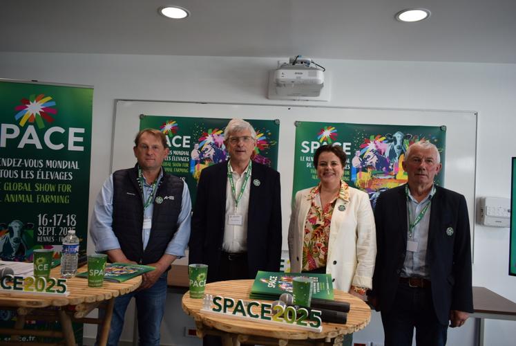 De g. à d. : Didier Lucas (responsable de l'Espace pour demain), Marcel Denieul (président), Anne Marie Quéméner (commissaire générale), Jean-Yves Rissel (responsable des concours).