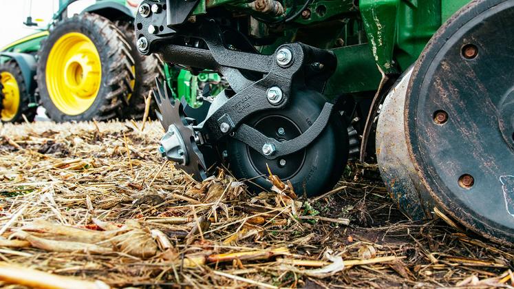 Une des solutions Precision Planting est le chasse-débris Reveal, directement monté sur le châssis, ce qui élimine son impact sur les éléments de semis.