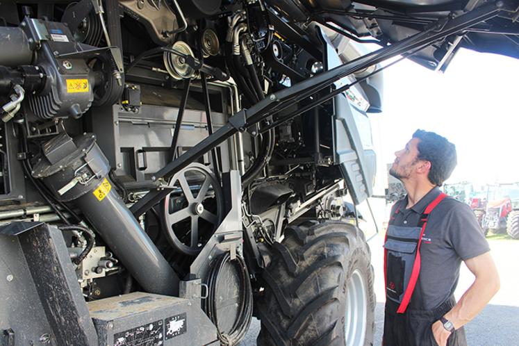 Julien Thibaut présente le DriveCenter qui alimente  tous les organes dès la sortie moteur.