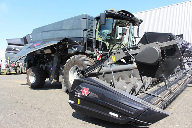 L’Idéal, toute noire, contraste avec ses concurrentes. En Allemagne, à sa sortie, l’Ideal avait été comparée à Dark Vador. 