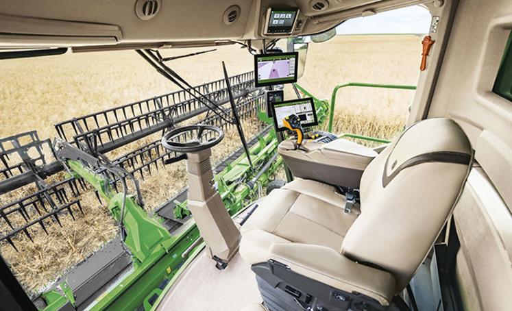 Tout comme le modèle X9, les moissonneuses-batteuses John Deere des séries S et T, sont équipées d’une nouvelle cabine davantage dotée de technologies embarquées pour un meilleur confort d’utilisation  et plus de performance.