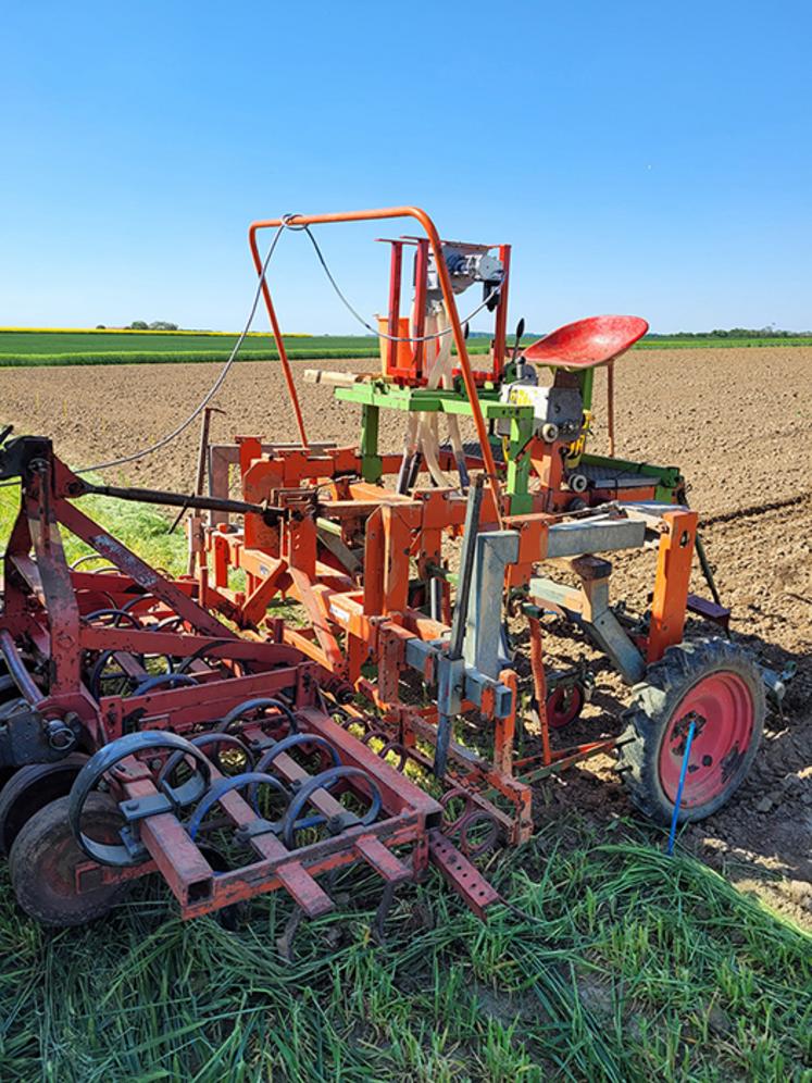 Le semoir mesure 2,20 m de large.