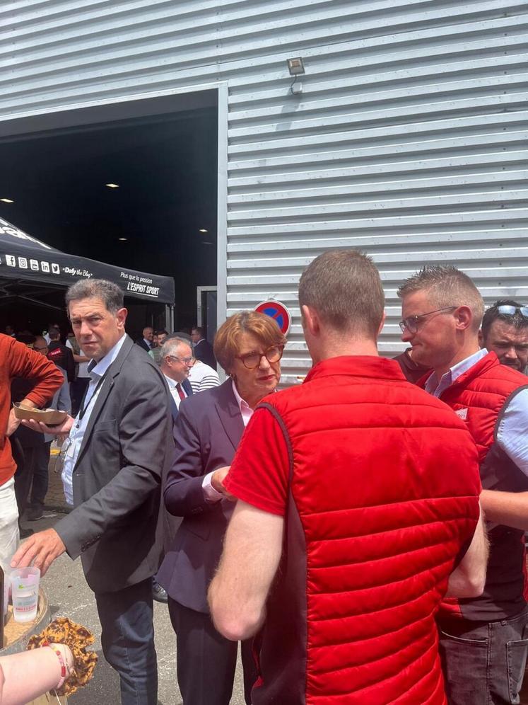 À l'issue du congrès, Annie Genevard s'entretient avec le président de JA Manche, Luc Chardine, et le secrétaire général de JA Manche, Étienne Cousin.