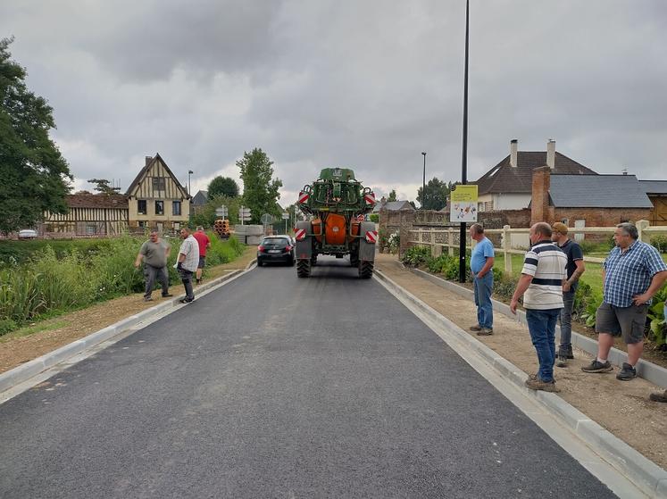 La réunion sur le terrain entre élus et agriculteurs a permis de mieux prendre en compte la circulation des engins agricoles dans les aménagements futurs.