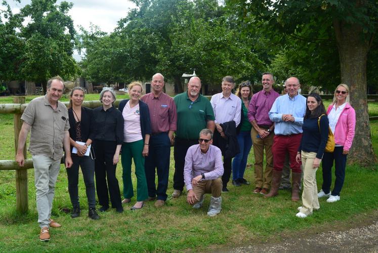La délégation d'agriculteurs américains découvre la diversité des productions agricoles du département. Ici à la Ferme du Pays à Pissy-Pôville chez Arnold Puech d'Alissac.