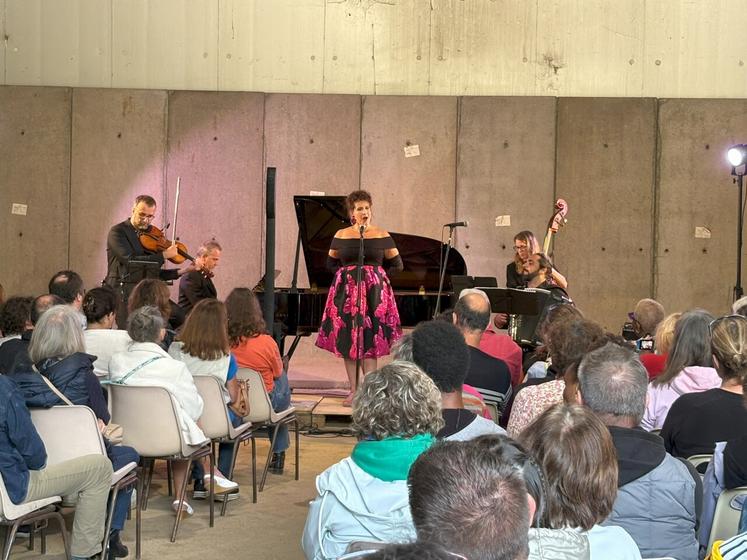 Dans le bâtiment à pommes de terre de la Ferme de Bonnetôt, près de 200 personnes sont venues écouter le répertoire de l'ensemble Contraste composé de Sarah Laulon, chanteuse lyrique, Remy Poulakis, accordéon et chanteur lyrique, Arnaud Thorette, violon, Alix Merckx, contrebasse, Johan Farjot, piano. 