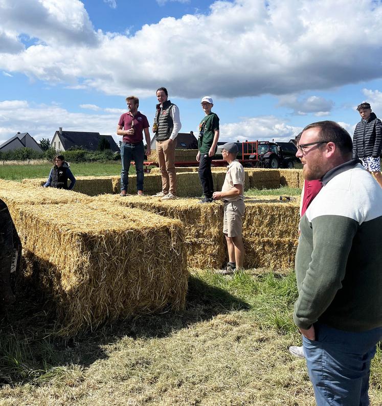 Dernier briefing avant le passage du Tour.
