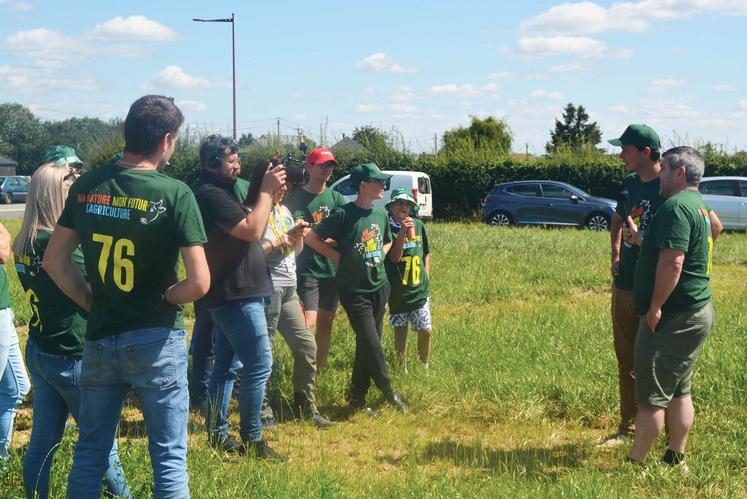 Jean Puech d’Alissac, président des JA du canton de Pissy-Pôville, et Guillaume Burel, vice-président de la FNSEA 76, répondent aux sollicitations de la presse.