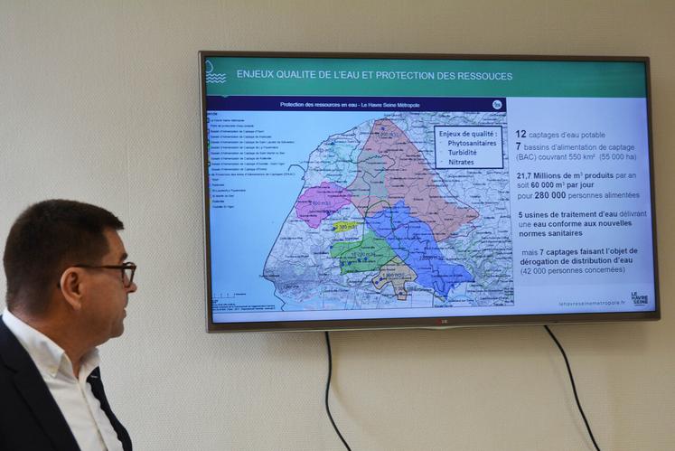 Emmanuel Hauchard, directeur du Cycle de l'eau, a présenté le plateau karstique de la pointe de Caux et  ses conséquences sur la circulation et la ressource en eau.