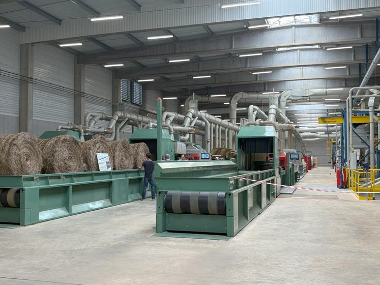 Le nouveau site de teillage et de stockage de lin d'AgyLin permet aujourd'hui à l'ensemble de la coopérative d'être équipée de 6 teilleuses, sur les deux usines de Baons-le-Comte et Goderville.