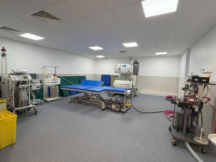 L'hôpital universitaire est destiné aux étudiants en spécialisation équine. Il accueille depuis janvier 2025 les activités cliniques de médecine générale et spécialisée, chirurgie, soins intensifs et urgences équines de l'EnvA.