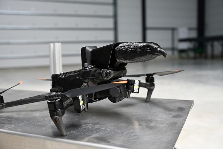 Agri-Structures commercialise un drone effaroucheur customisé en rapaces, doté d’ultrasons et d’effets sonores adaptés.