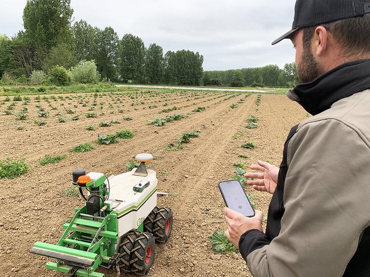 Grâce à la dernière évolution, l’application Naïo Companion, Maxime peut contrôler son robot à distance.