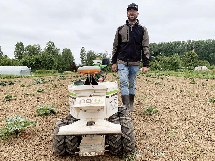 Maxime Dupont a été séduit par le robot Oz, que lui a présenté son concessionnaire local il y a deux ans.