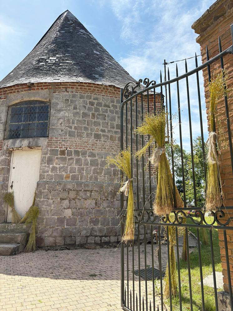 De nombreux artistes passionnés qui utilisent la fibre de lin sont venus exposer leurs réalisations. Ici, les œuvres de Lola Greenwich, très inspirée par la nature.