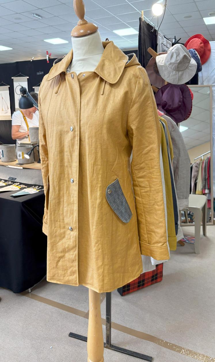 Plus d’une centaine d’exposants sont venus présenter leurs créations au Salon du lin textile. Ici, les imperméables en lin enduit de l’entreprise nantaise Temps d’Chien.