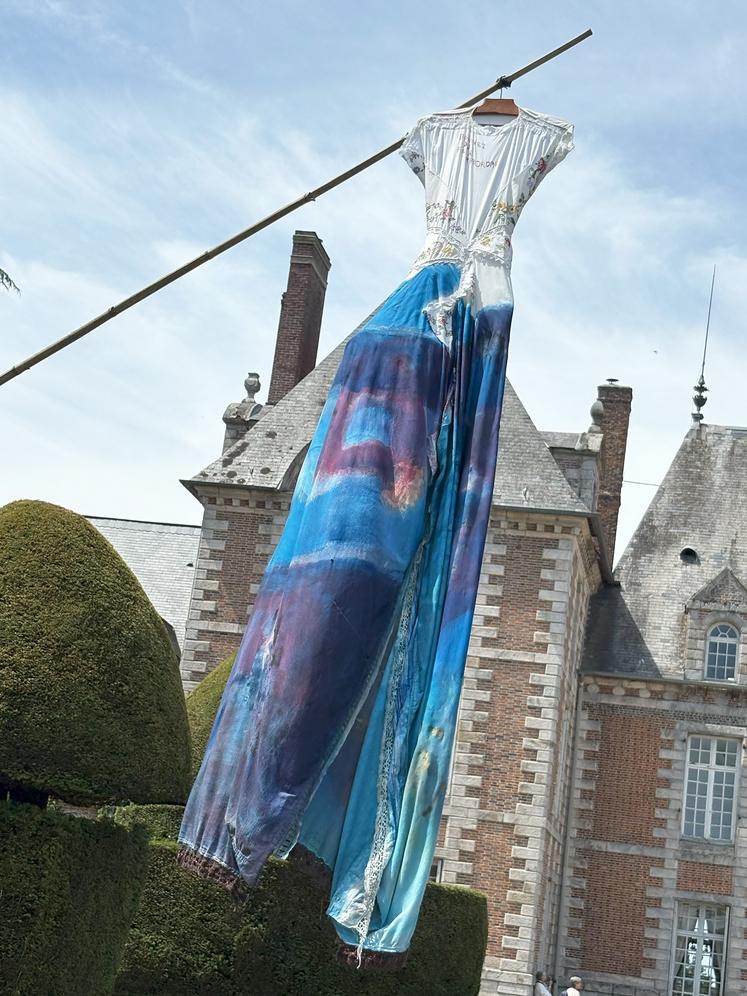 Spécialisée dans l’art textile, Anne Maillé transforme de vieux draps en robes géantes, exposées dans le jardin du château de Silleron à Angiens.