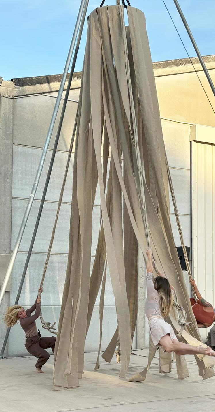 Pour la première fois cette année, un spectacle de cirque contemporain a exploré la matière du lin à travers l’acrobatie aérienne.