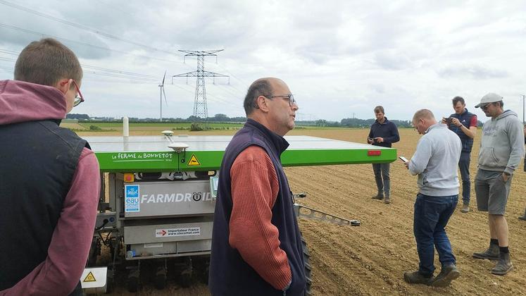 Le FarmDroïd : robot semeur-désherbeur, désormais bien connu, mais qui reste rare en plaine.